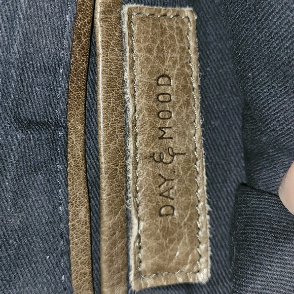 Day & Mood Small Leather Crossbody Bag - Picture 7 of 8